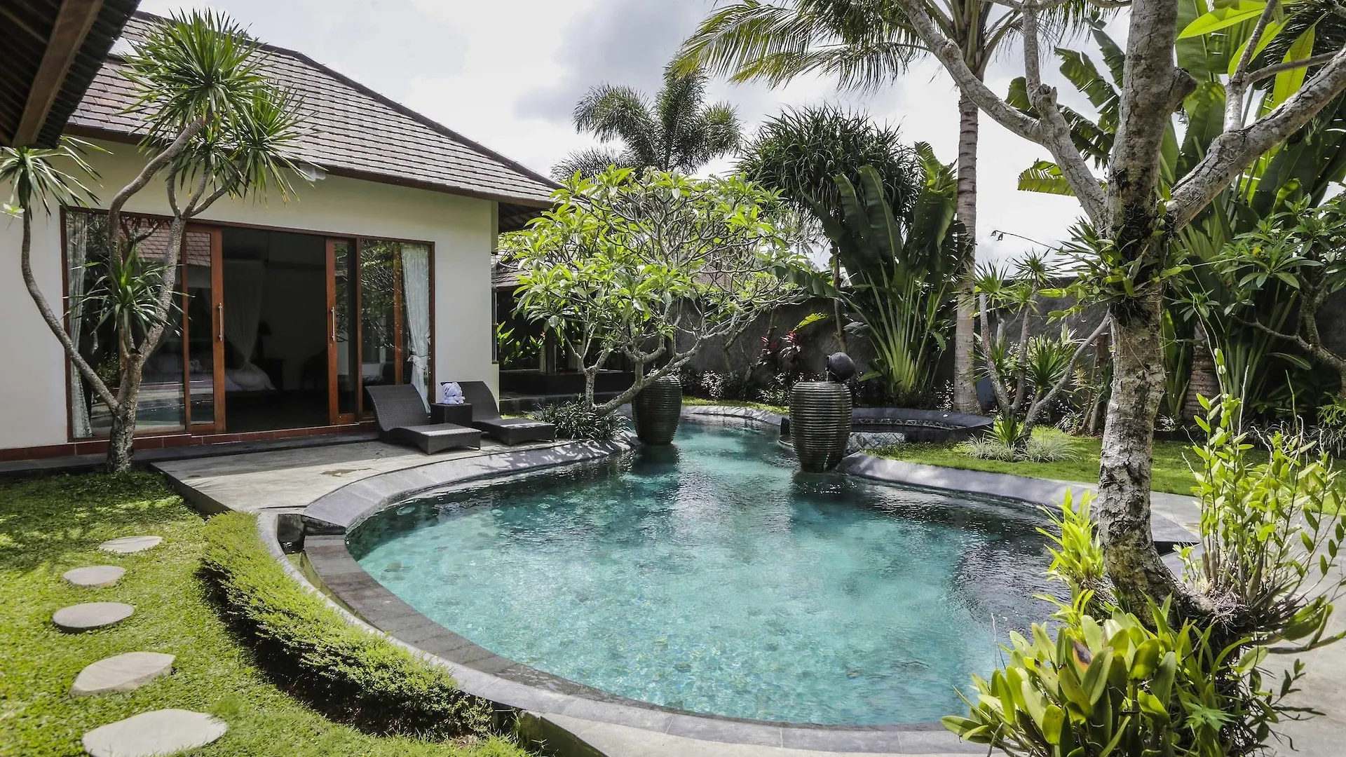The Kampung Ubud Villa 0*,